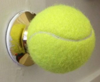 Теннисный мячик вместо дверной ручки
